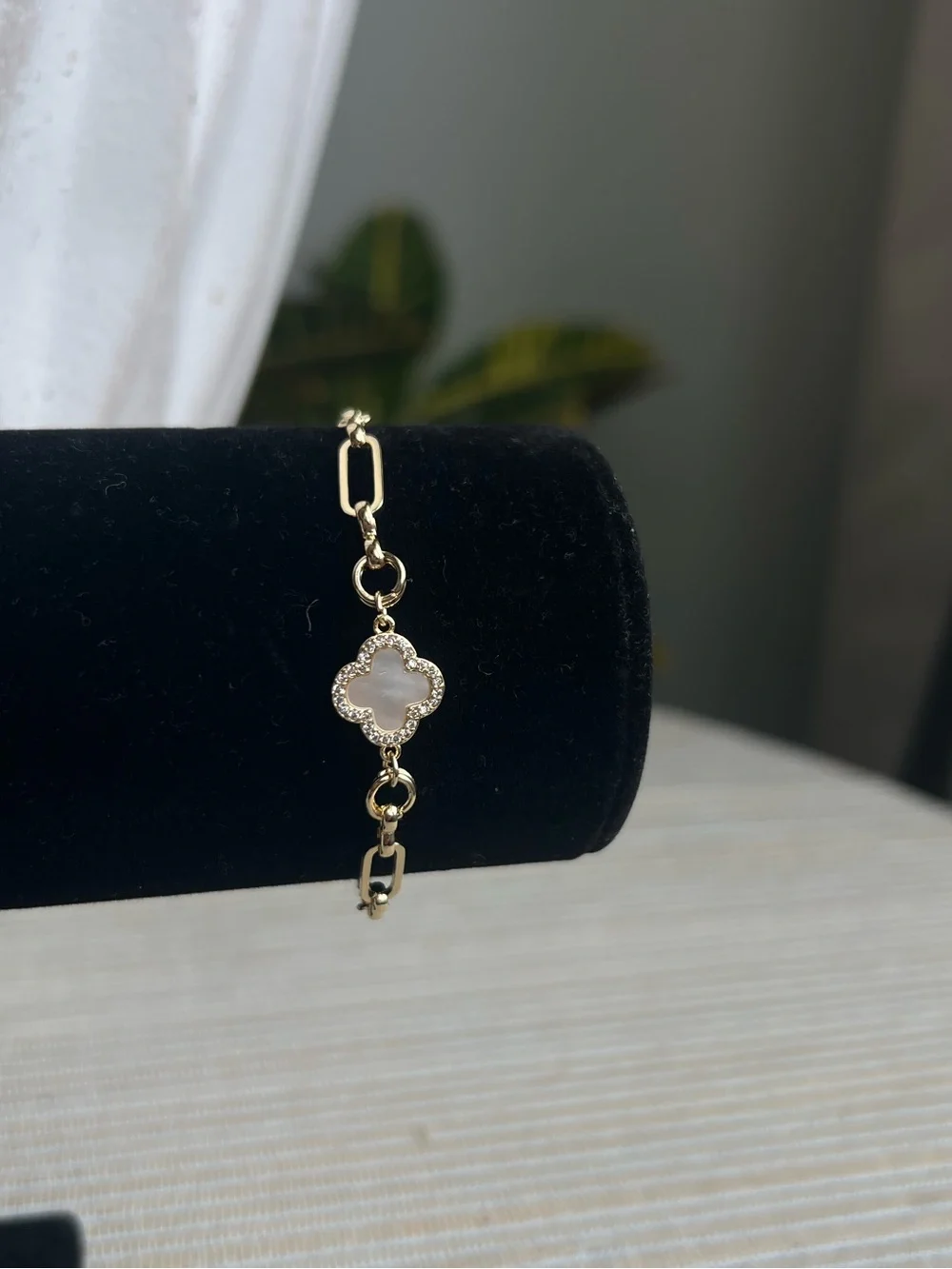 Gold mini Clover Bracelet with Mother-of-Pearl and oval Accents